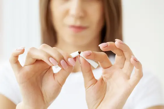 Stop smoking, close up of woman breaking cigarette vrouw breekt sigaret door midden
