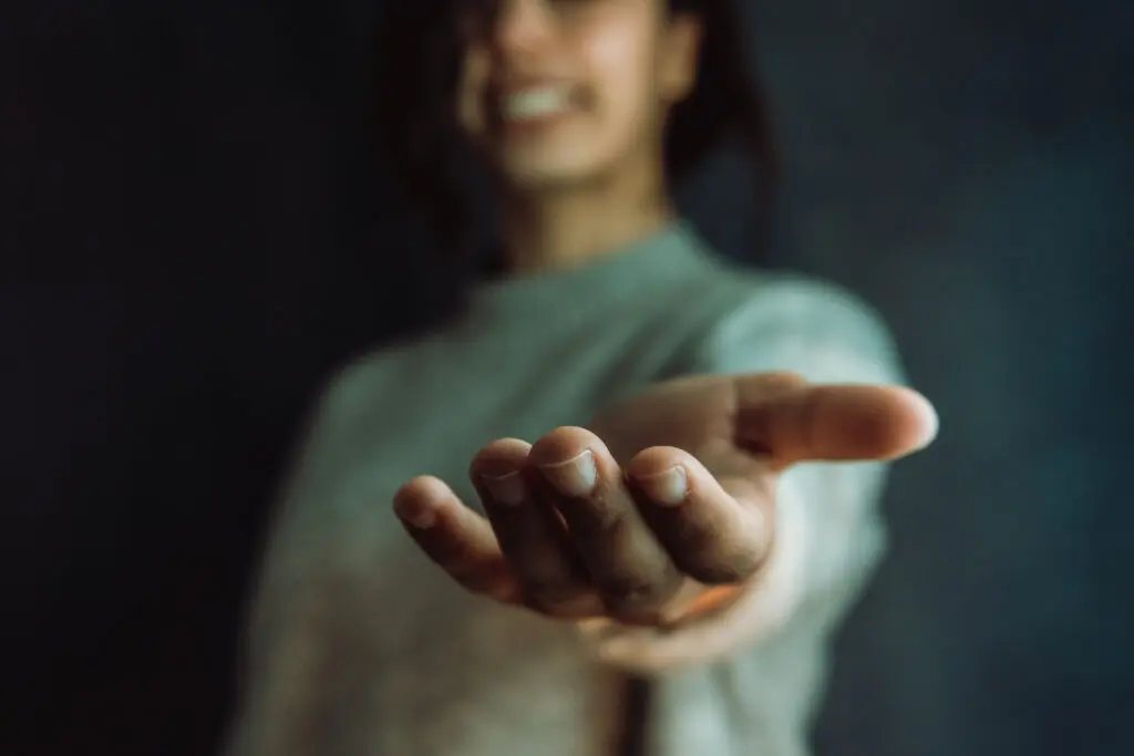 vrouw steekt hand uit