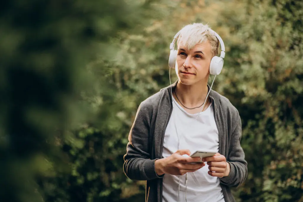 jongen met koptelefoon op