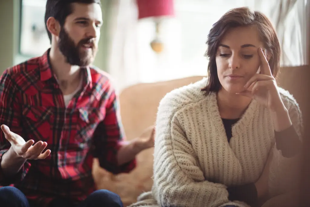Een stel waarvan de man met zijn vrouw probeert te praten
