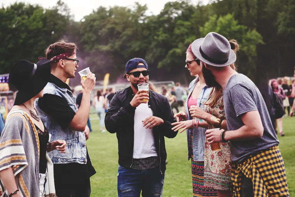 groepje vrienden drinkt bier op festival