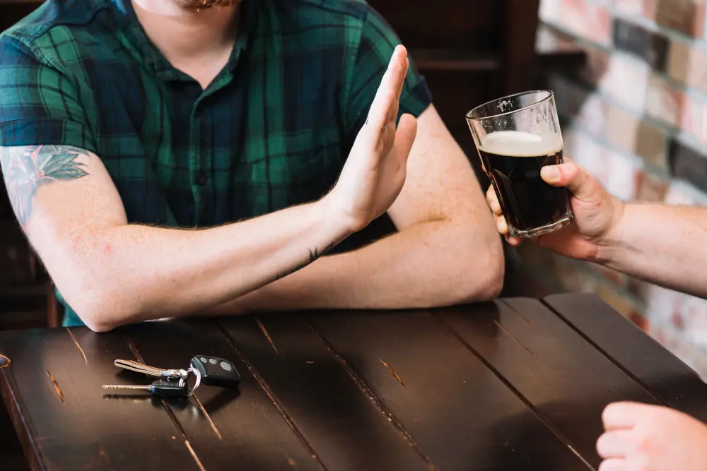 afgekickte man slaat een glas rum af