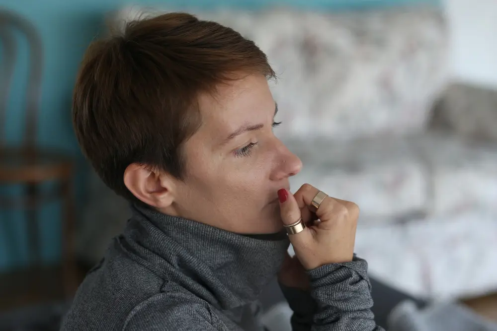 mevrouw in grijze trui denkt na over verslaving