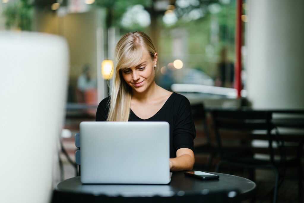 Vrouw achter laptop, Lachend, Test invullen
