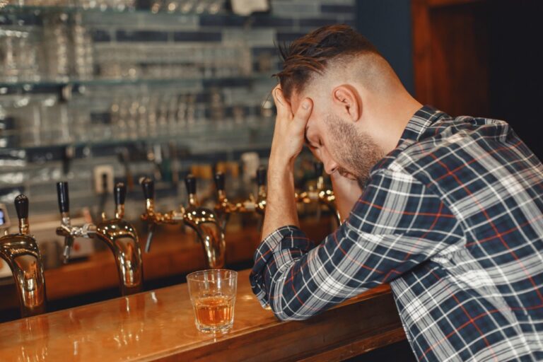 Man in kroeg met alcoholverslaving