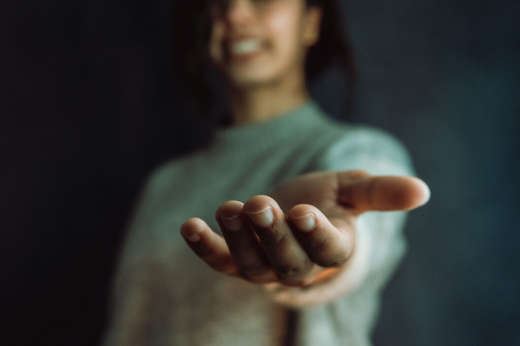 vrouw steekt hand uit